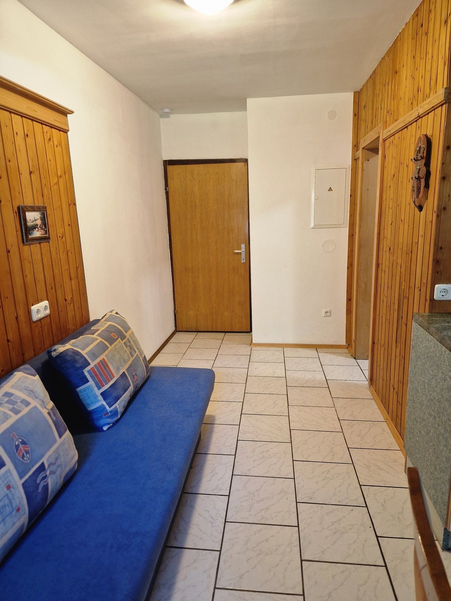 Zaunerhof Appartement 8 - Modernes Wohnzimmer mit blauem Sofa