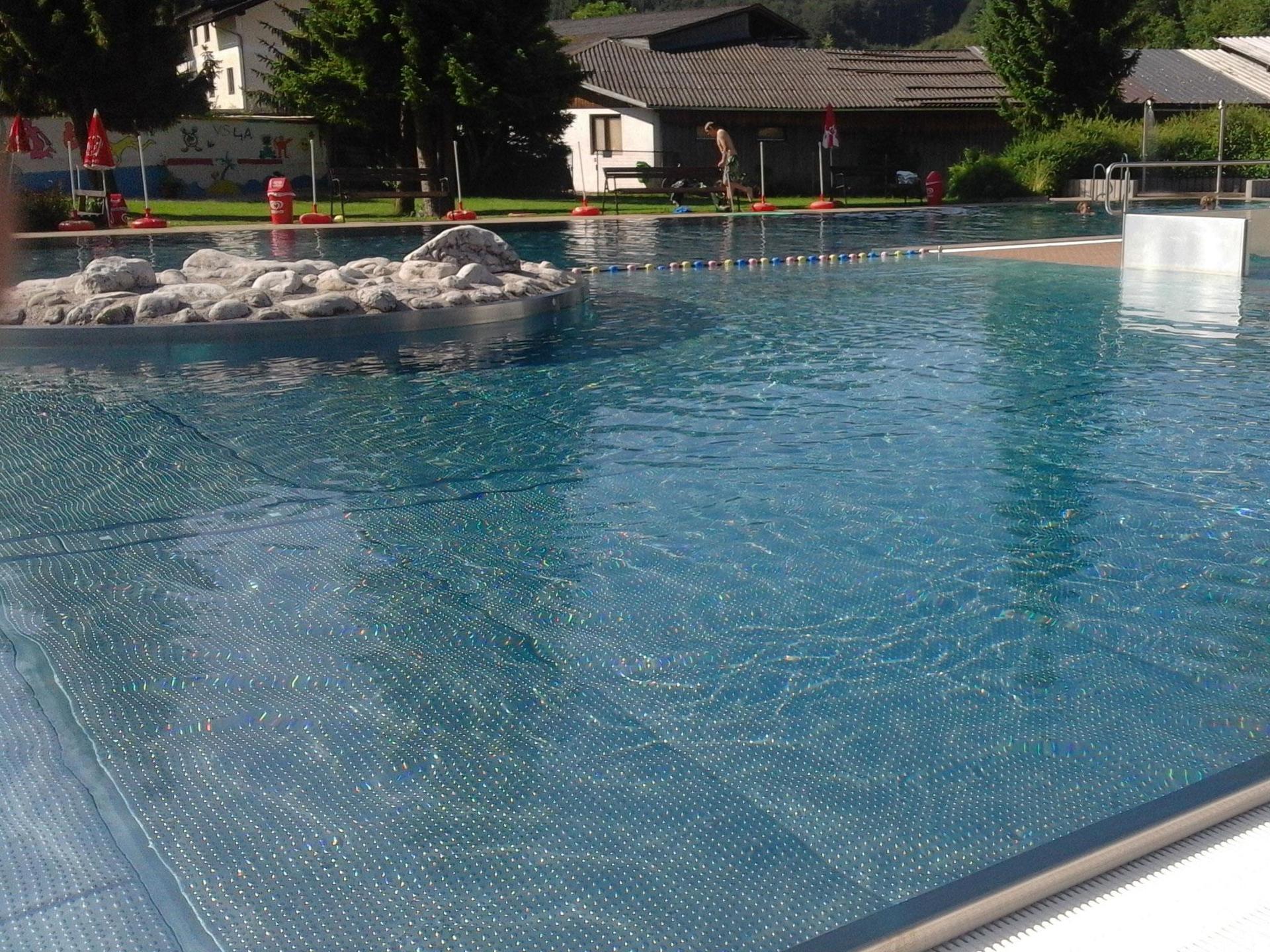 Erlebnis-Freibad Grünau im Almtal — Schwimmbereich mit Bergpanorama